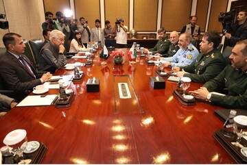 پاک ایران وزرائے دفاع کی ملاقات، علاقائی امن اور دفاعی تعاون کے عزم کا اعادہ