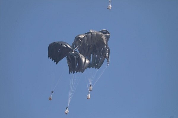 BAE ve Ürdün Gazze'ye havadan yardım malzemesi indirdi BAE ve Ürdün Gazze'ye havadan yardım malzemesi indirdi