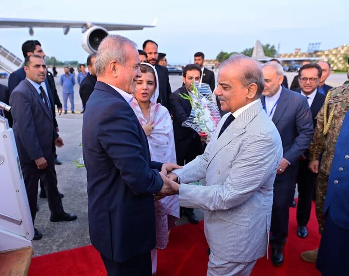 پزشکیان وارد اسلام آباد شد