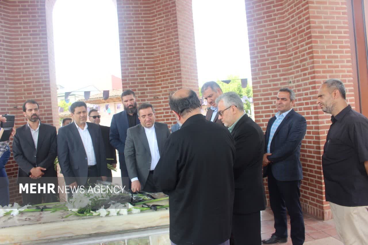 ادای احترام ریاست ثبت اسناد و املاک کشور به مقام میرزا کوچک جنگلی