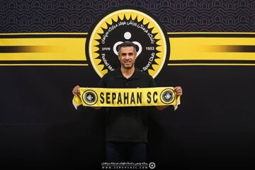 سپاهان با سرمربی قهرمان ادامه می‌دهد