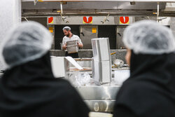 بررسی روند طبخ و توزیع غذای زائران ایرانی در مکه مکرمه