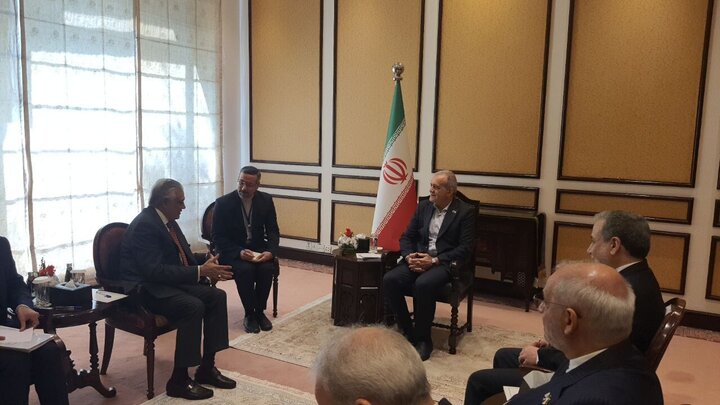 President Pezeshkian, Pakistan foreign minister hold talks