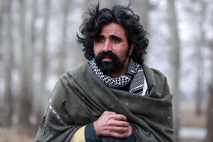 ماجرای مردی بیسرزمین؛ مهاجری که شبها در «چمدان» میخوابد