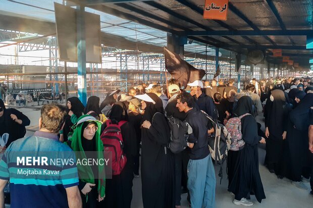 6000 زائر يعبرون منفذ مهران كل ساعة
