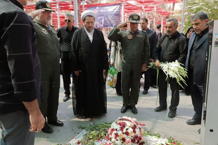حضور فرمانده نیروی هوایی ارتش بر مزار سپهبد شهید محمد باقری
