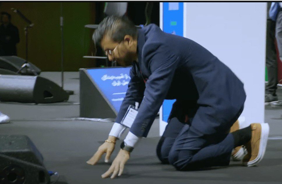 A man bows before Reza Pahlavi (son of the deposed Shah) at a July gathering in Munich, a gesture that drew criticism and ridicule even from some within the Iranian opposition
