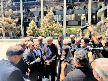 أعضاء لجنة الأمن القومي الایرانی یتفقدون المبنى الزجاجي للإذاعة والتلفزيون