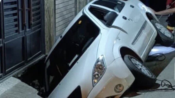 نشست زمین در کاشان خودرویی را بلعید نشست زمین در کاشان خودرویی را بلعید