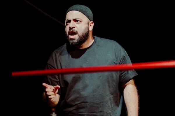 ترکیب کمدی و فلسفه در «زنبورهای کارگر»؛ بازیگری که کارگردانی میکند!