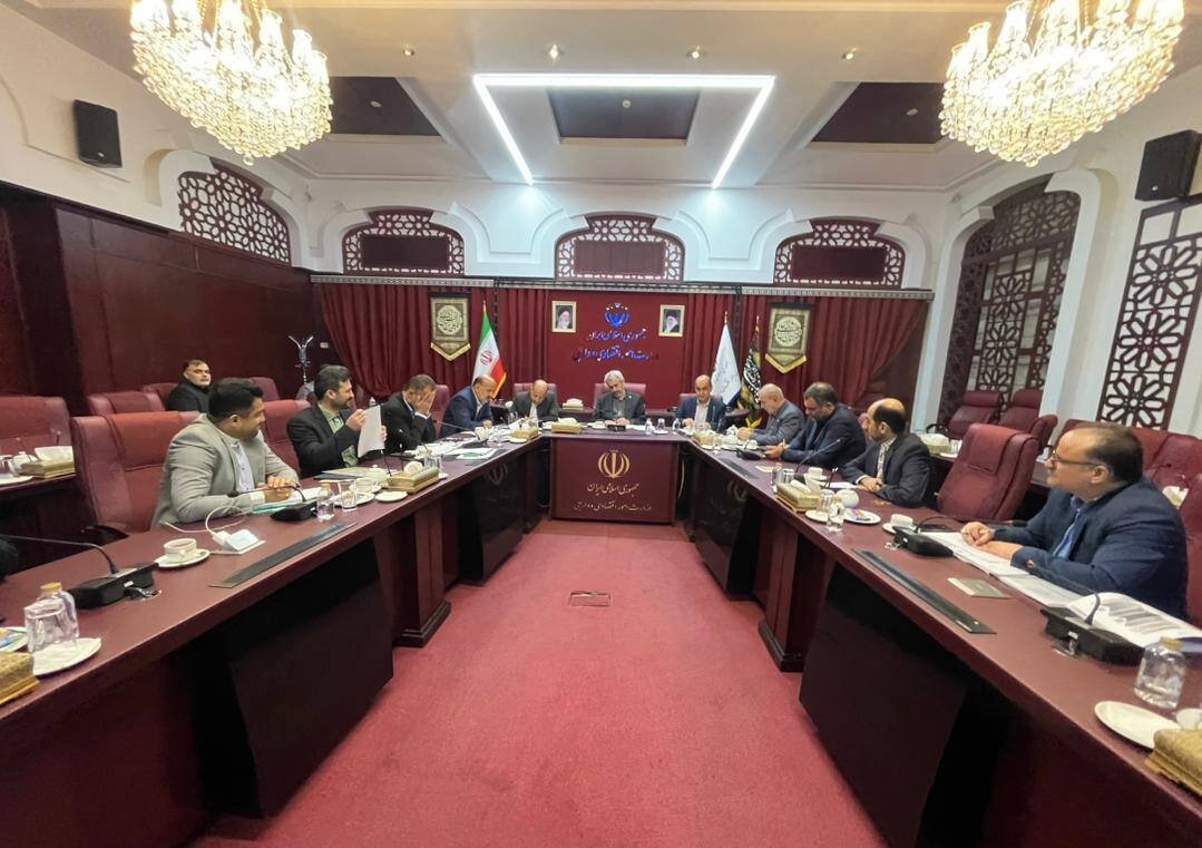 بررسی چالش‌ها و فرصت‌های اقتصادی گیلان در جلسه با وزیر اقتصاد