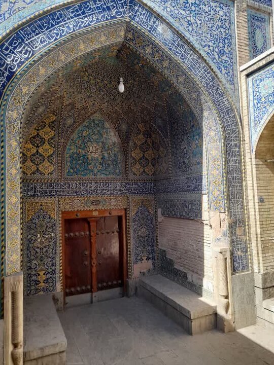 مرمت دلیل برداشتن کاشی‌های مسجد رحیم‌خان بود؛ هیچ سرقتی رخ نداده است