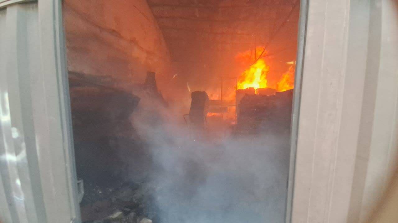 نجات معجزه‌آسای نوجوان ۱۴ ساله از دل دود غلیظ در خیابان صائب اصفهان