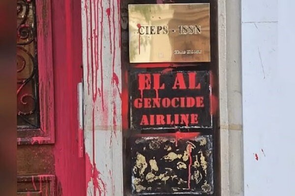 Pro-Palestinian protesters attack "genocide airline" in Paris