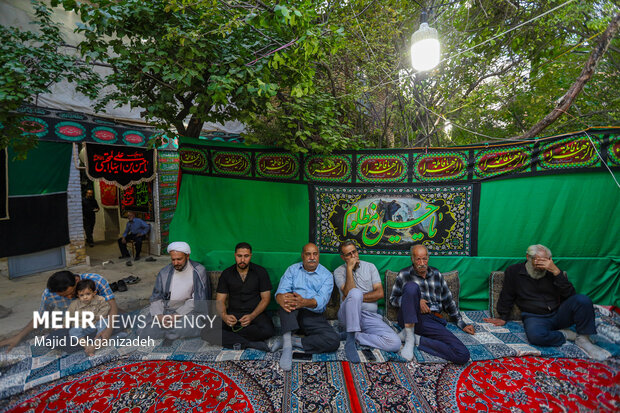 روضه‌خوانی سنتی با عطر گلاب ناب در یزد