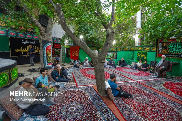روضه‌خوانی سنتی با عطر گلاب ناب در یزد