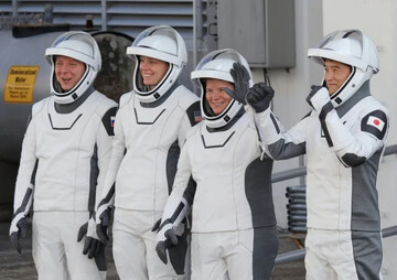 خدمه کرو ۱۰ در راه بازگشت به زمین