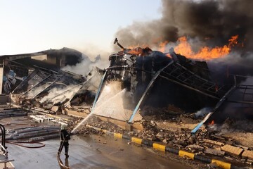 مهار آتش‌سوزی گسترده در انبار ساختمان شماره ۲ ساوه بدون خسارت جانی