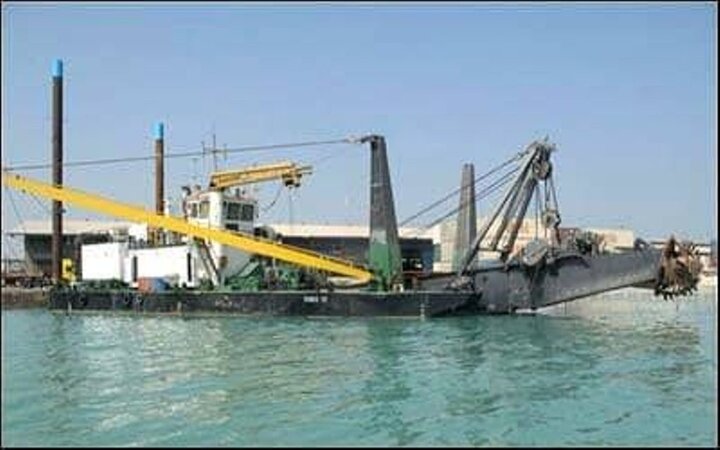 عملیات لایروبی کانال دسترسی و خور بندر دیلم آغاز شد