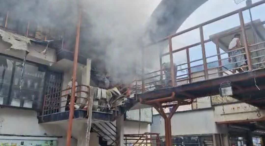 وقوع حریق در مجتمع تجاری کاسپین انزلی؛ آتش نشانان در تلاش هستند وقوع حریق در مجتمع تجاری کاسپین انزلی؛ آتش نشانان در تلاش هستند