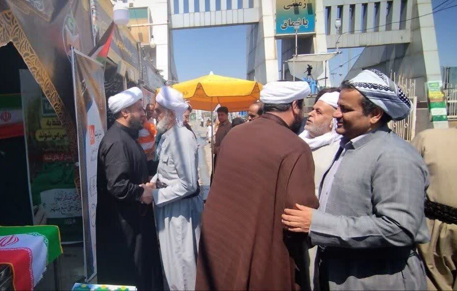 موکب «زندگی با آیهها» در مرز باشماق مورد استقبال قرار گرفت بازدید ماموستا رستمی از موکب «زندگی با آیهها» در مرز باشماق