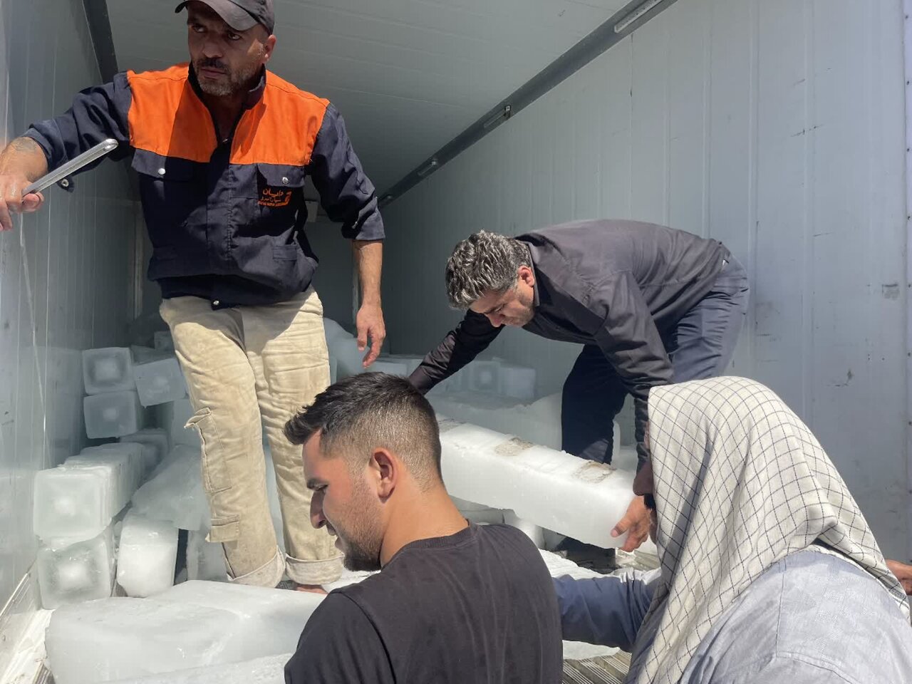 توزیع روزانه ۲۷۰۰ قالب یخ و ۲۲۰ هزار آب معدنی میان موکبهای مرز خسروی