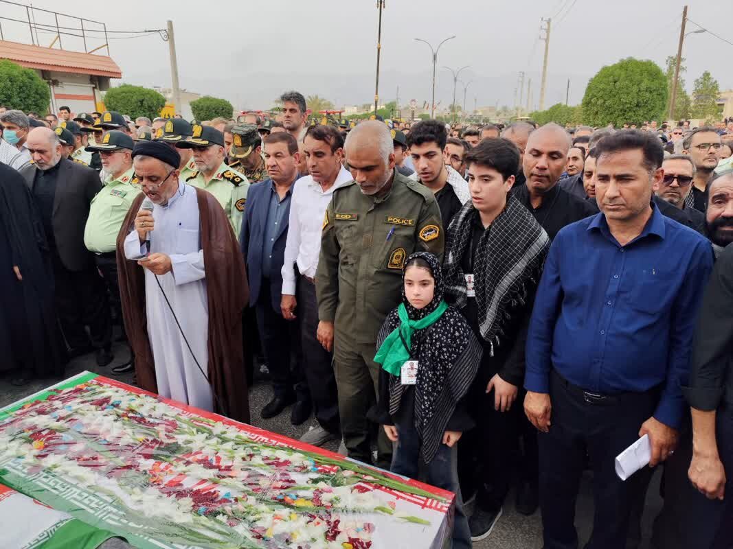 پیکر شهید «حسین احمدی» در دشتستان خاکسپاری شد