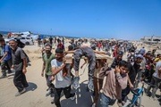 الغارديان تعترف: تل أبيب تقتل الفلسطينيين الجائعين بمنهجية