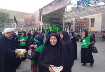 استقبال و پذیرایی از زائران گرجستانی اربعین در حسینیه بازرگان