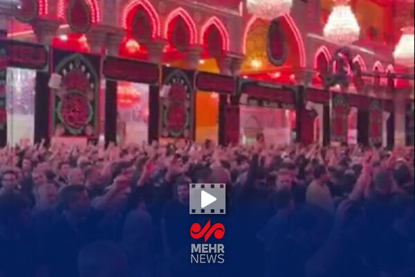 طنین شعار «ابالفضل علمدار، خامنهای نگهدار» در حرم سیدالشهدا(ع) طنین شعار «ابالفضل علمدار، خامنهای نگهدار» در حرم سیدالشهدا(ع)