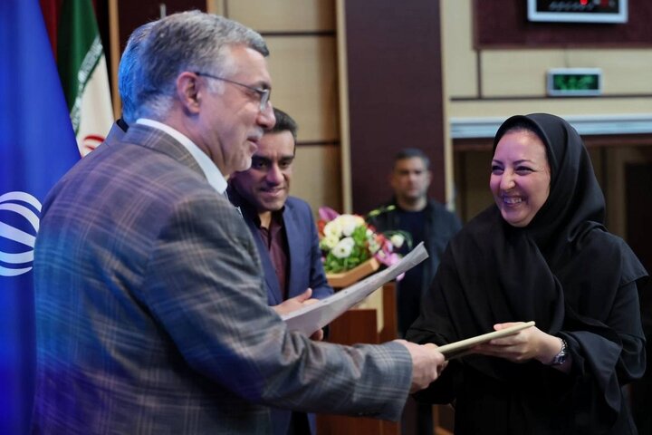 تقدیر وزیر بهداشت از خبرنگار پیشکسوت خبرگزاری مهر 