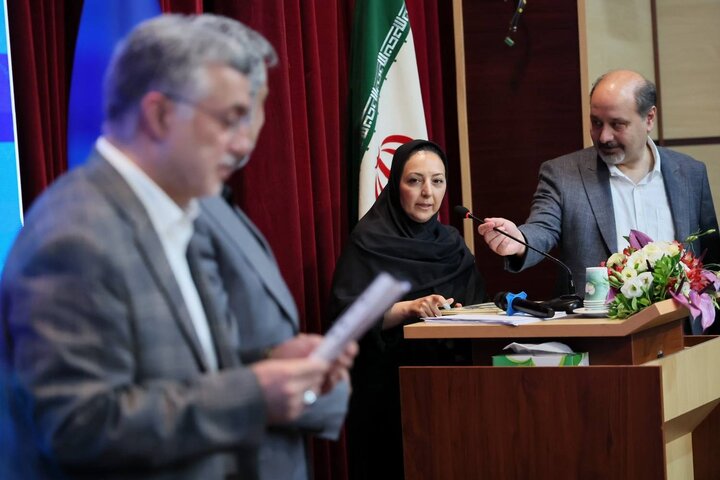 تقدیر وزیر بهداشت از خبرنگار پیشکسوت خبرگزاری مهر 