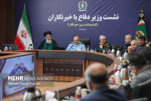 نشست صمیمی وزیر دفاع با خبرنگاران