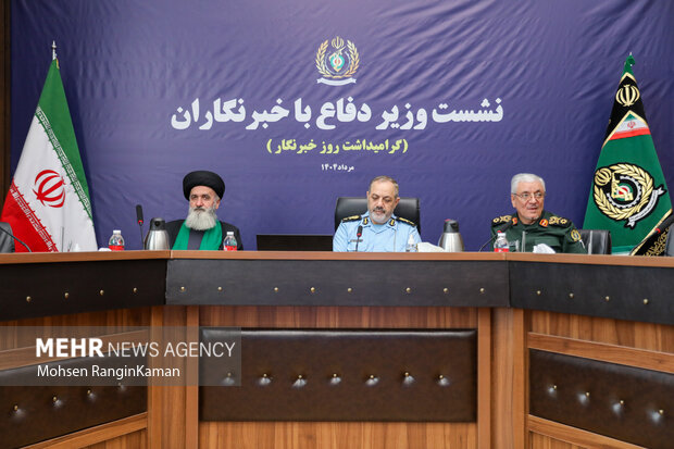 نشست صمیمی وزیر دفاع با خبرنگاران