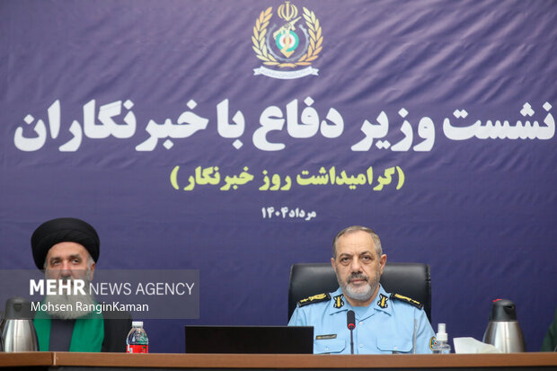 نشست صمیمی وزیر دفاع با خبرنگاران