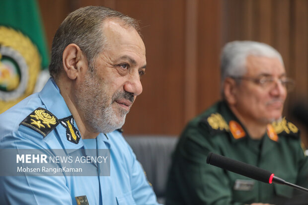 نشست صمیمی وزیر دفاع با خبرنگاران