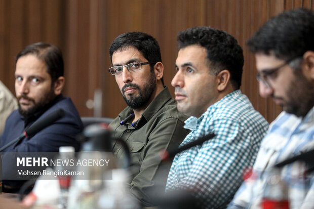 نشست صمیمی وزیر دفاع با خبرنگاران