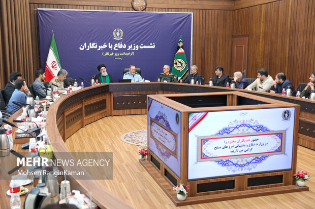 نشست صمیمی وزیر دفاع با خبرنگاران