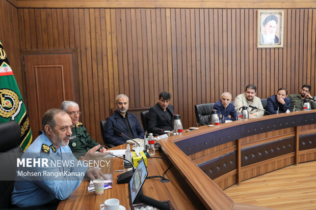 نشست صمیمی وزیر دفاع با خبرنگاران