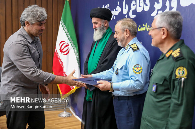 نشست صمیمی وزیر دفاع با خبرنگاران