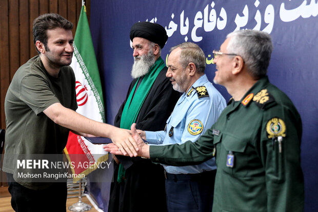 نشست صمیمی وزیر دفاع با خبرنگاران