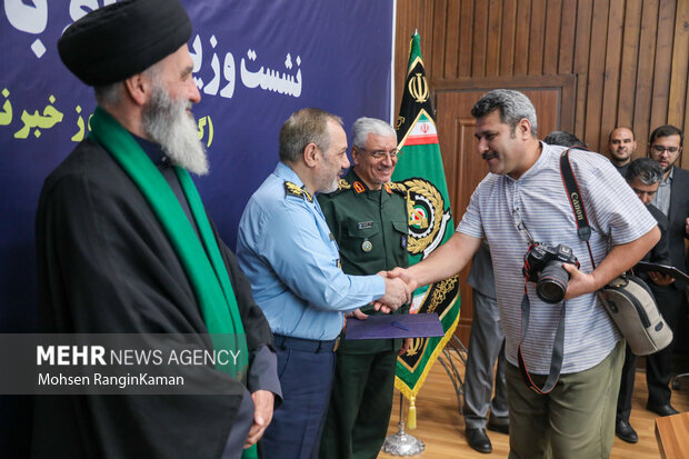 نشست صمیمی وزیر دفاع با خبرنگاران