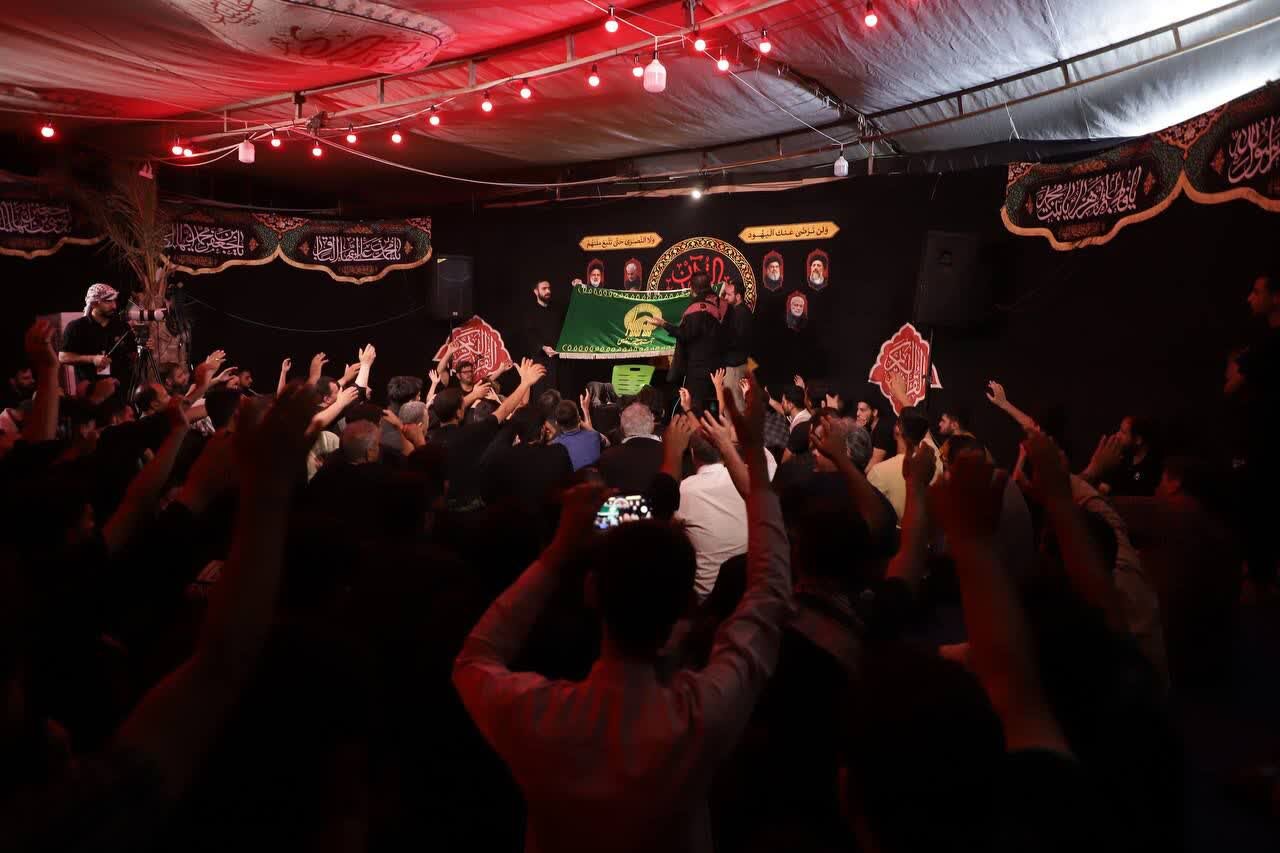 عزاداری زائران در بزرگ‌ترین خیمه قرآنی اربعین