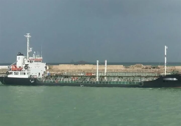 Fars Körfezi’nde kaçak yakıt taşıyan tanker durduruldu