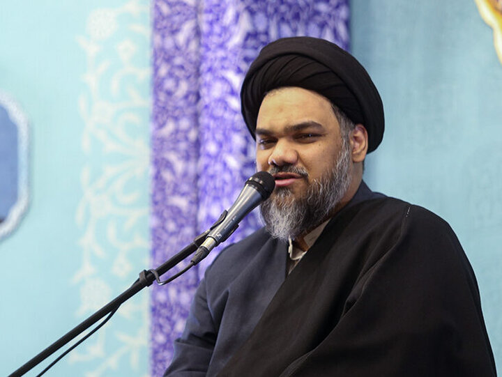 منافقان همواره به دنبال قطع ارتباط امت با امام هستند