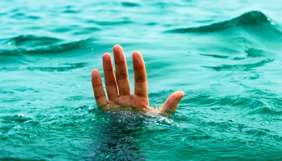 استخر،نجات،حادثه،مصدوم،احمر