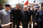 شاهد بالصور..لاريجاني يخدم زوار اربعينية الامام الحسين(ع)