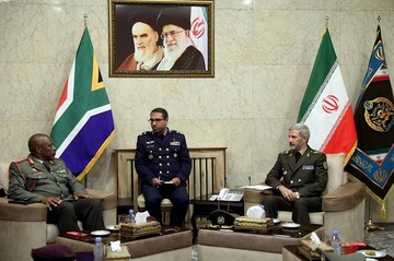 قائد الجيش الايراني وقائد قوات الدفاع الوطني في جنوب أفريقيا يؤكدان على إدانة جرائم الكيان الصهيوني