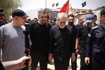 شاهد بالصور..لاريجاني يخدم زوار اربعينية الامام الحسين(ع)