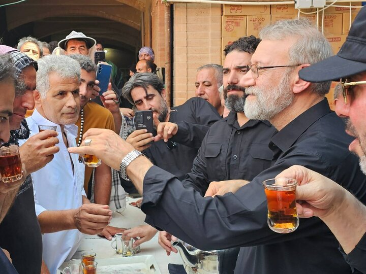 Laricani Irak’ta Erbain ziyaretçilerine çay ikram etti (+video)